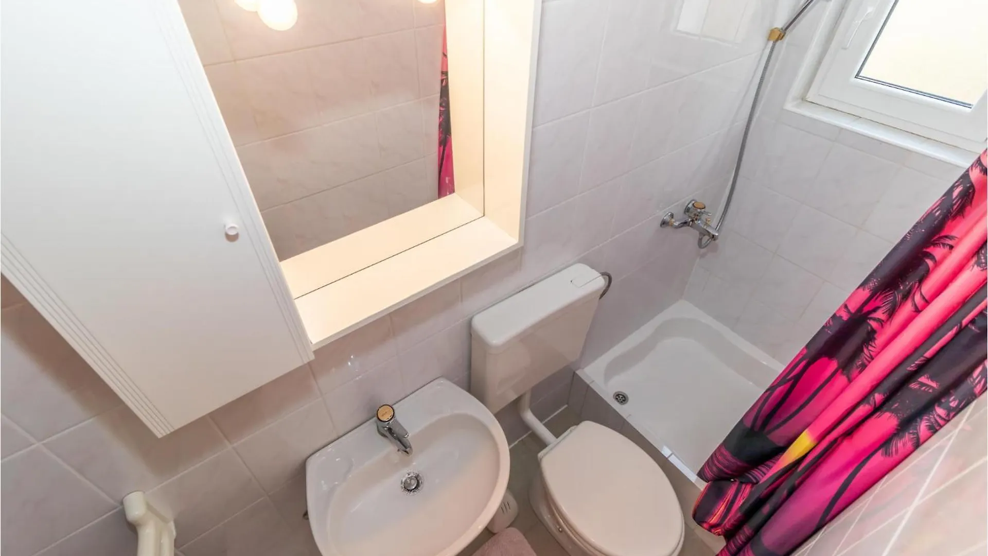 Awesome Apartment In 诺维·维诺多尔斯基